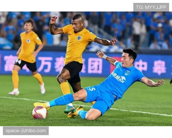 雨中激战,深圳新鹏城与南通支云比赛多次因场地积水暂停